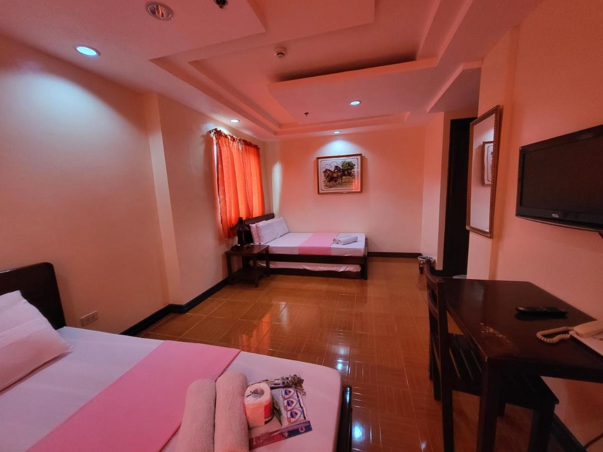 Oyo 573 Voyagers Palace Puerto Princesa Esterno foto