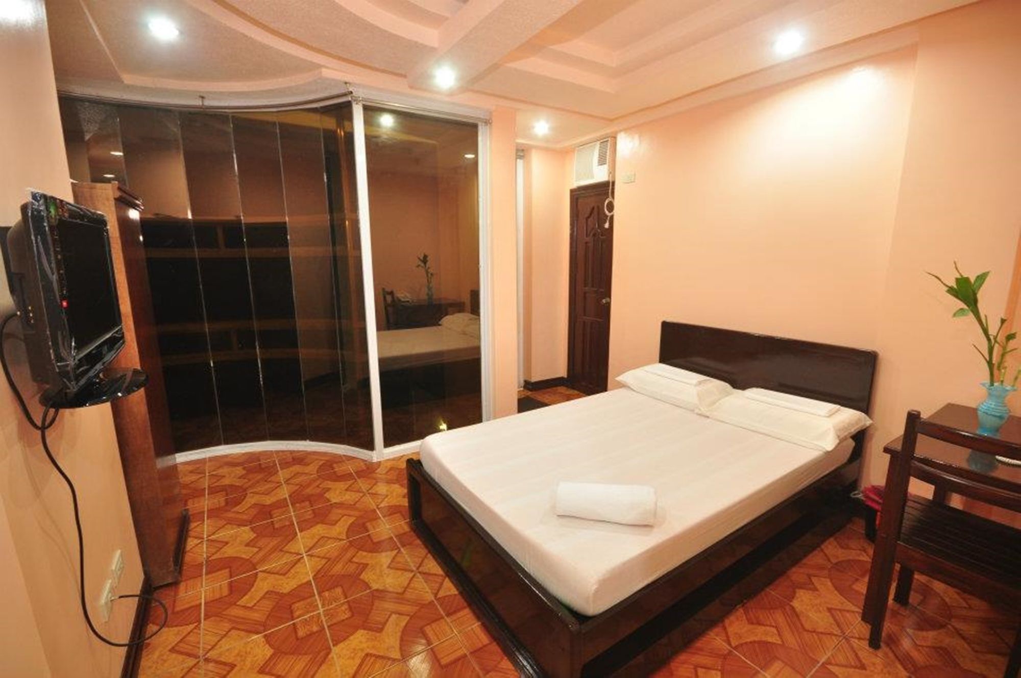Oyo 573 Voyagers Palace Puerto Princesa Esterno foto
